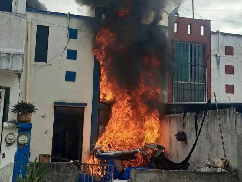 Incendio consume vivienda en Veracruz; menor de 15 años logra escapar