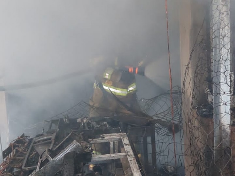 Incendio consume vivienda; lograron salvar a adultos mayores