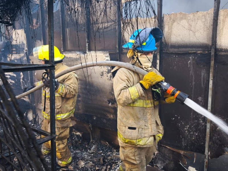 Incendio consumió cinco locales en el corazón comercial de Zihuatanejo