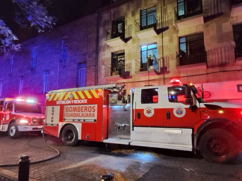 Incendio daña edificio frente a Plaza Liberación