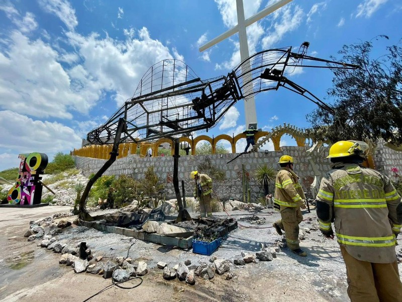 Fuego consume réplica de dinosaurio en el Cerro de las Noas