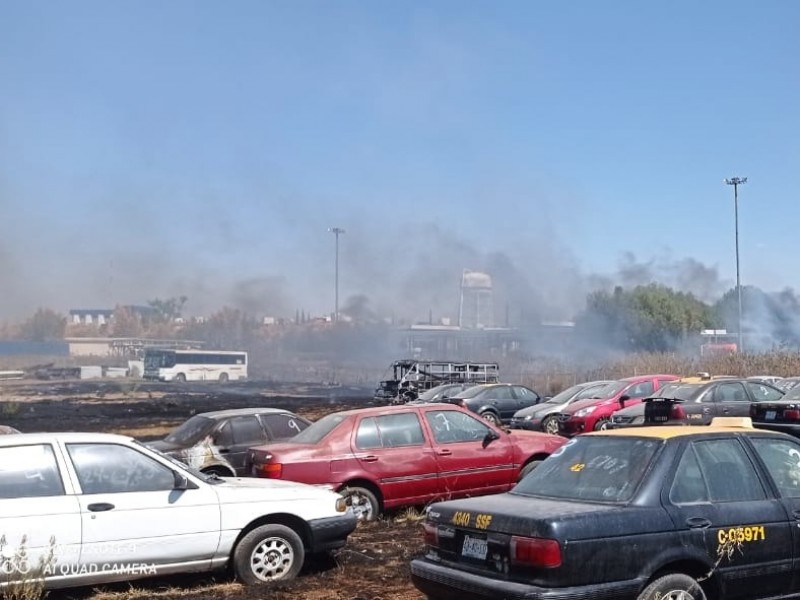Incendio de Agua Santa daña al menos 20 vehículos