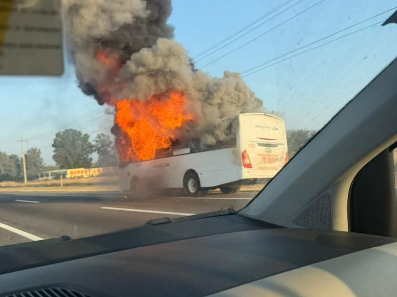 Incendio de autobús causa temor a automovilistas