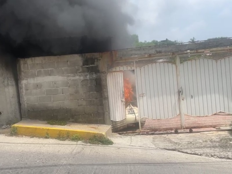 Incendio de automóvil dentro de vivienda en Salina Cruz