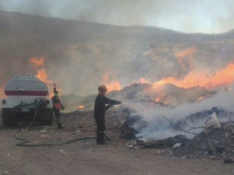 Incendio de basurero municipal genera contaminantes tóxicos.