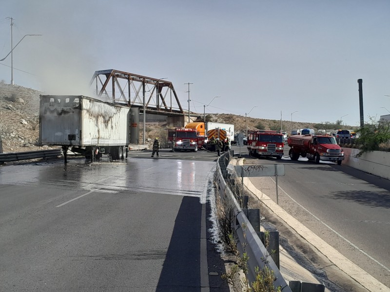 Incendio de caja de tráiler con tóxicos moviliza a bomberos