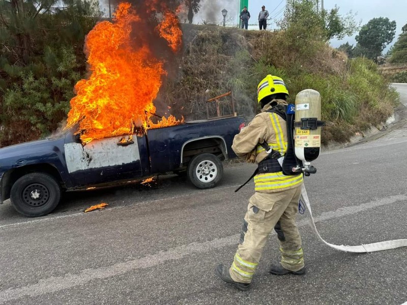 Incendio de camioneta alertó a los bomberos