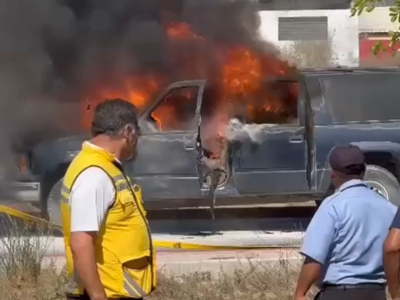 Incendio de camioneta en carretera en Sn José del Cabo