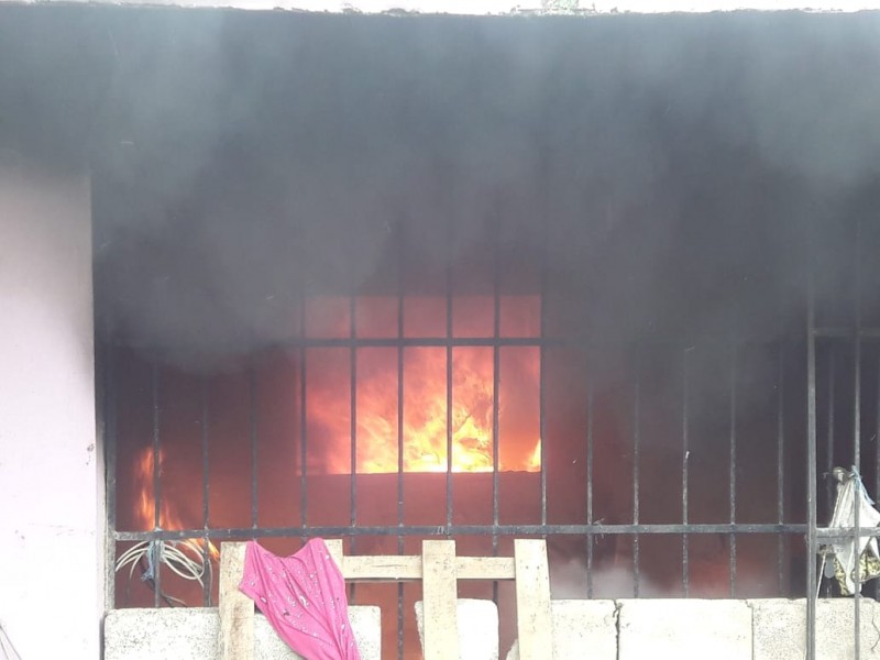 Incendio de casa en colonia Fausto Vega