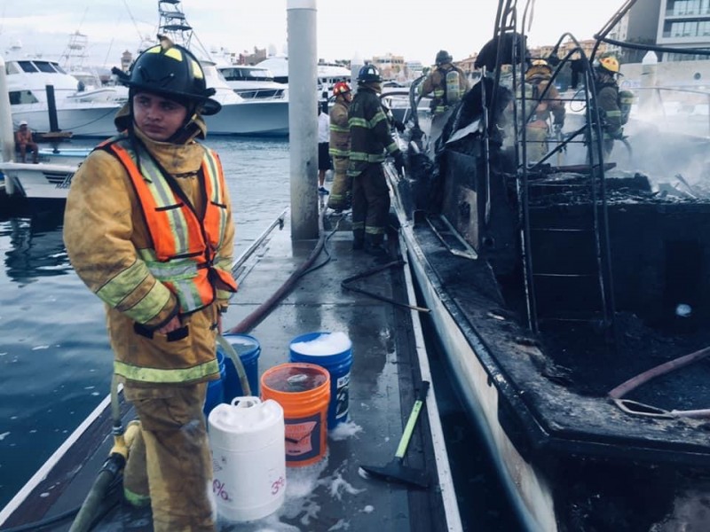 Incendio de embarcación en la marina de Cabo San Lucas