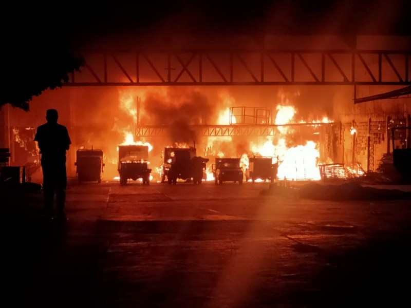 Incendio en empresa de materiales se sale de control