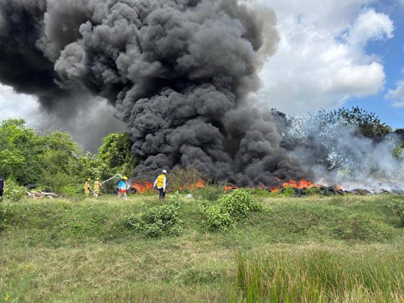 Incendio de llantas movilizó a cuerpos de emergencia de Tuxpan