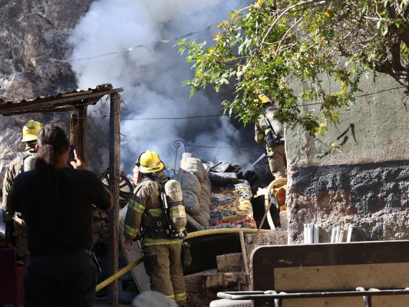 Incendio de maleza y basura moviliza a bomberos a La Matanza | Meganoticias