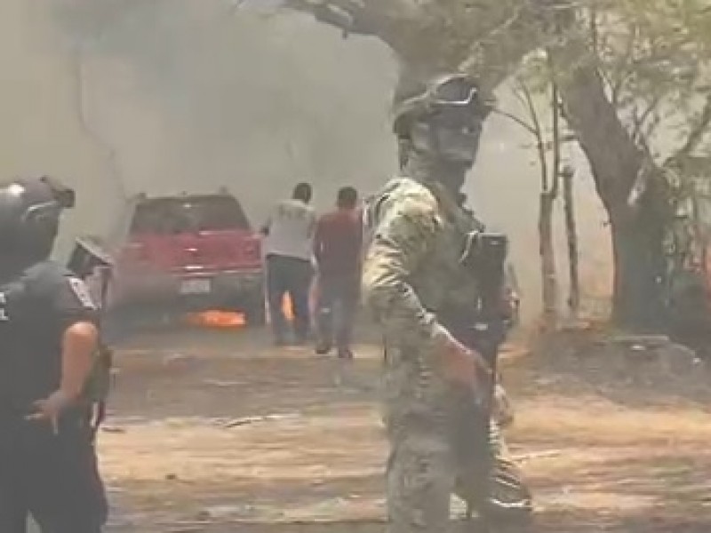 Incendio de pastizal alcanza camioneta en carretera Colima-Coquimatlán