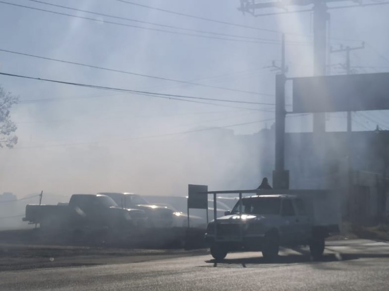 Incendio de pastizal alcanza lote de carros.