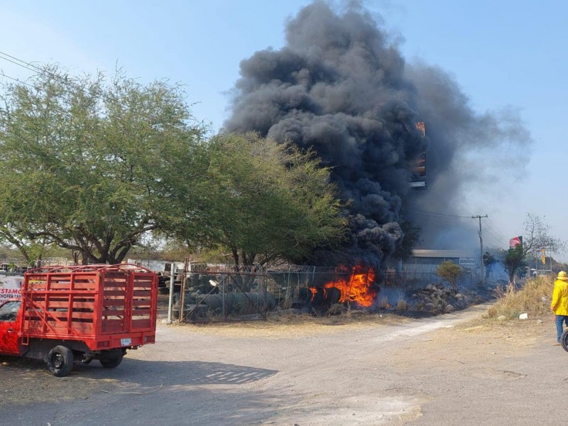 Incendio de pastizal alcanza Yonke del Libramiento Ejército Mexicano