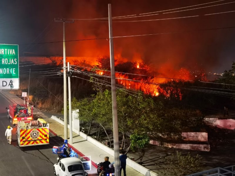 Incendio de pastizal casi llega a viviendas en Tuxtla Gutiérrez