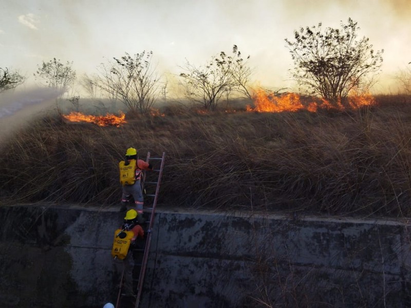 Incendio de pastizal en pista de aterrizaje de Aeropuerto