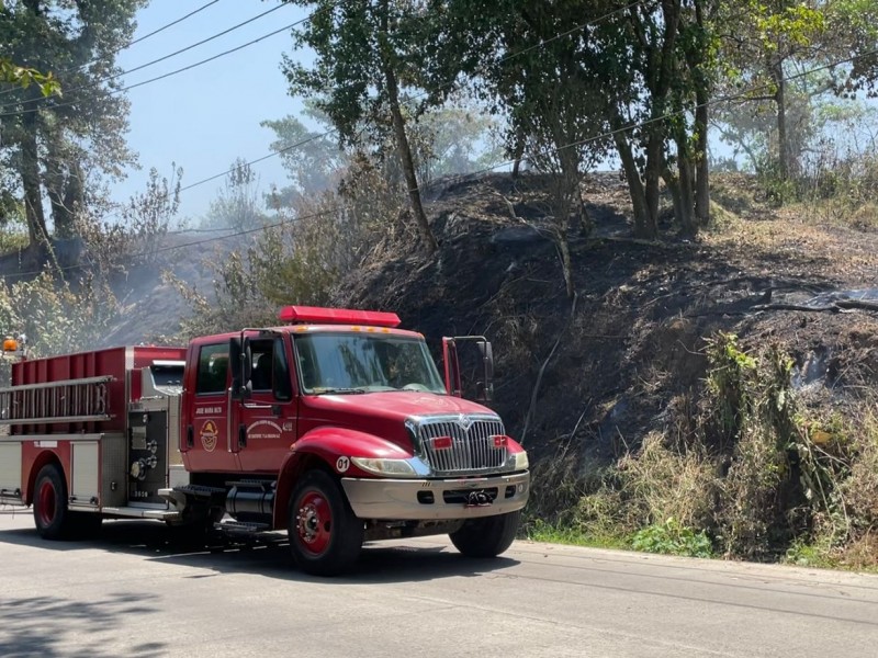 Incendio de pastizal provoca desalojo de menores en Coatepec