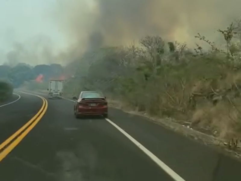 Incendio de pastizal sobre la Xalapa-Veracruz