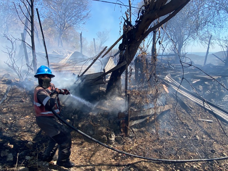 Incendio de pastizales alcanza a una vivienda en Zihuatanejo