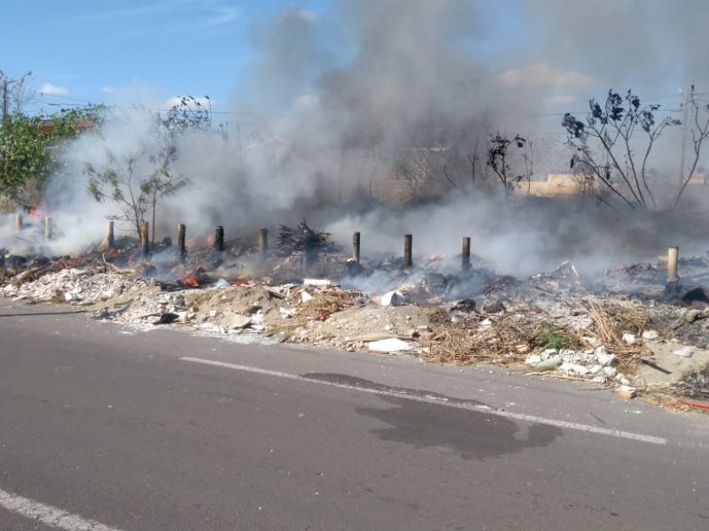 Incendio de pastizales en fraccionamiento Villa Rica