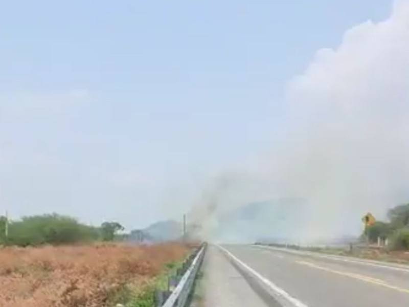Incendio de pastizales reduce visibilidad en supercarretera Tehuantepec-Ixtepec