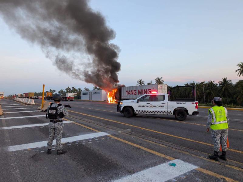 Incendio de tractocamión obstruye circulación en autopista Colima-Manzanillo