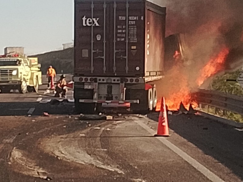Incendio de tráiler bloquea la autopista Colima Guadalajara