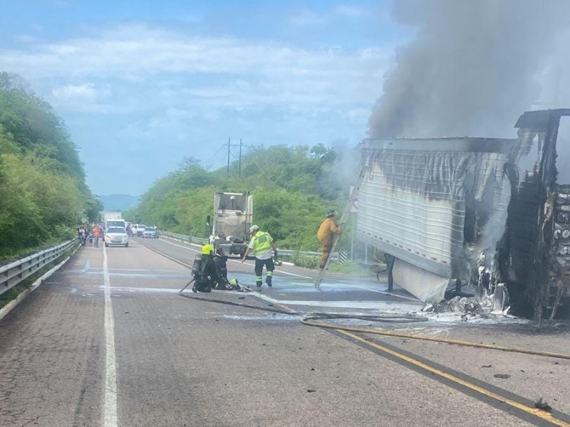 Incendio de Tráiler en la Autopista Durango-Mazatlán