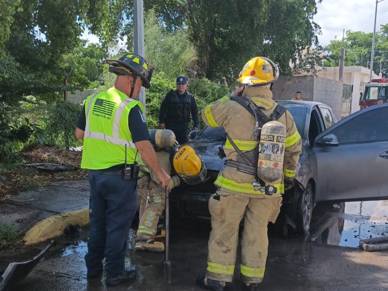 Incendio de un vehículo moviliza cuerpos de auxilio en Guasave