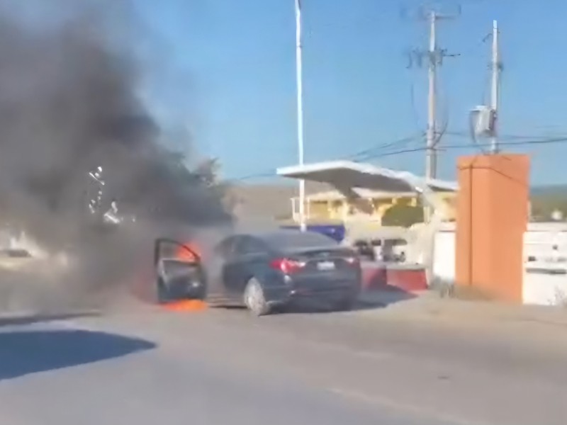 Incendio de Vehículo en carretera San Lucas-San José del Cabo