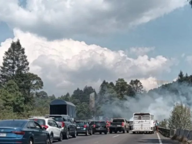 Incendio de vehículo provoca caos vial en la México-Toluca