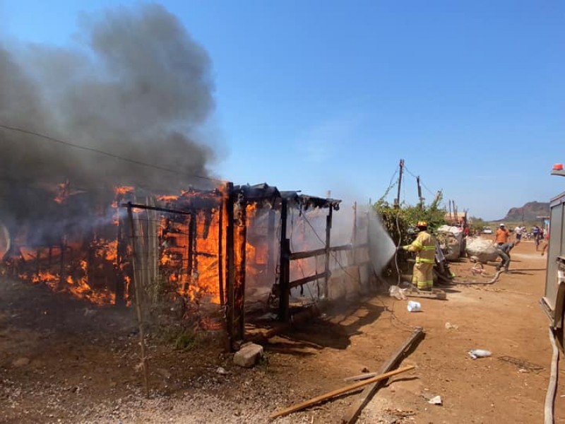 Incendio deja a 14 familias sin hogar