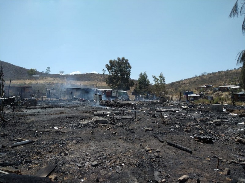 Incendio deja a cinco familias sin vivienda, piden apoyos