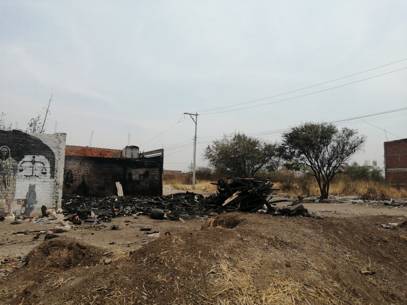 Incendio deja a familia sin hogar ni pertenencias