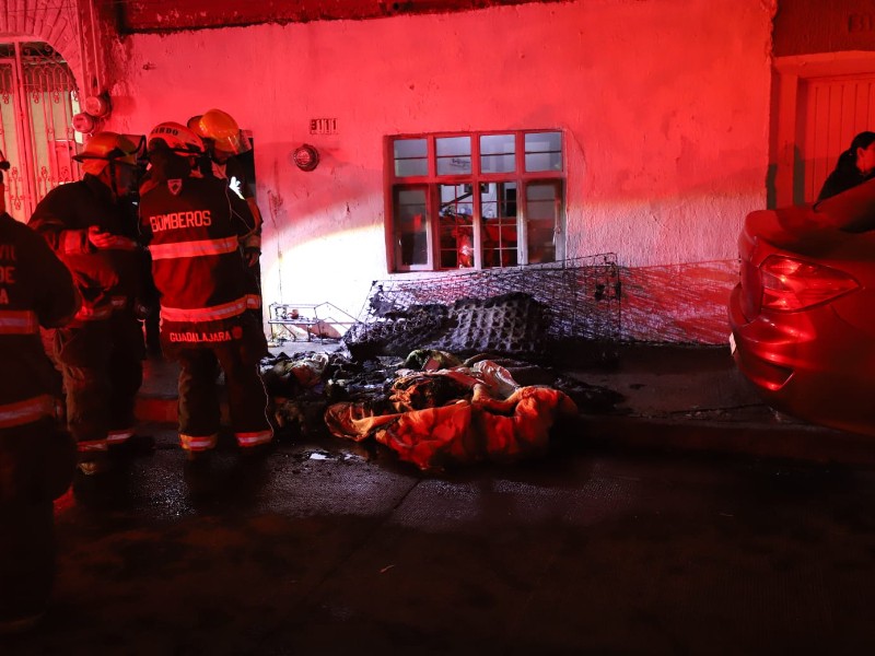 Incendio deja dos adultos mayores graves de salud