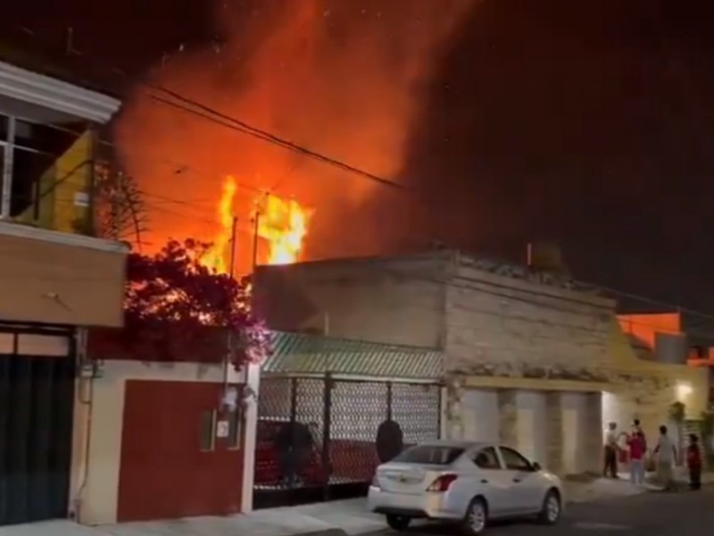 Incendio deja sin agua a bomberos en Prados Agua Azul