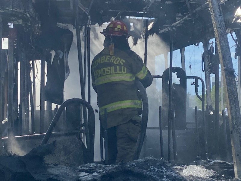 Incendio destruye camión urbano de la Línea 18