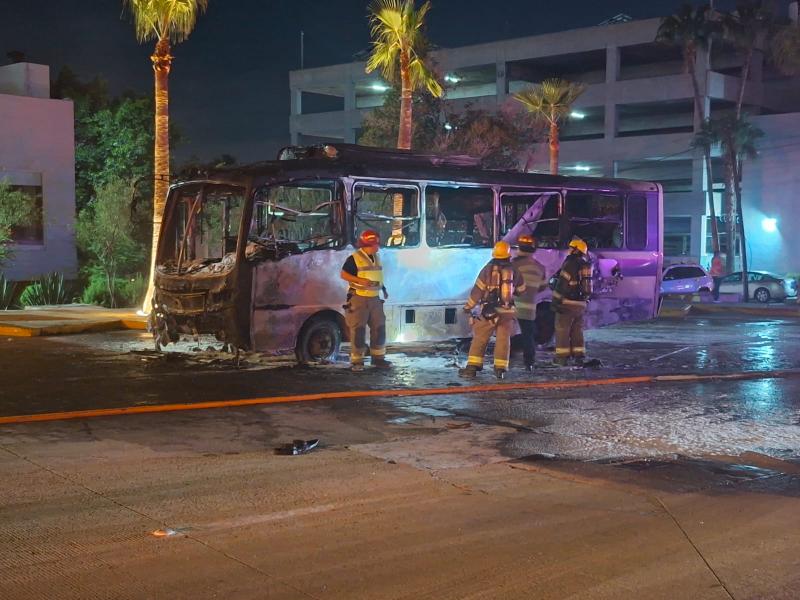 Incendio destruye camión del servicio urbano de pasaje