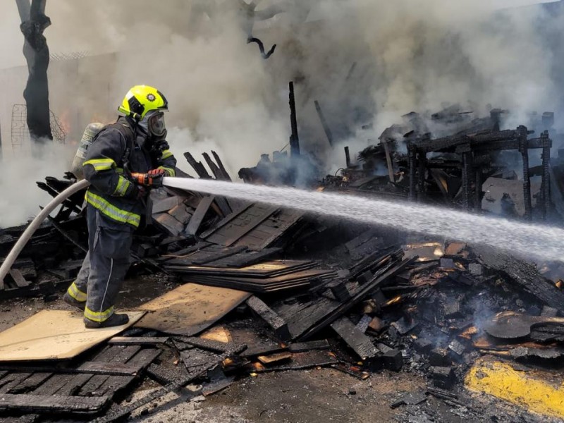 Incendio destruye chozas de Inglaterra y Enrique Díaz de León