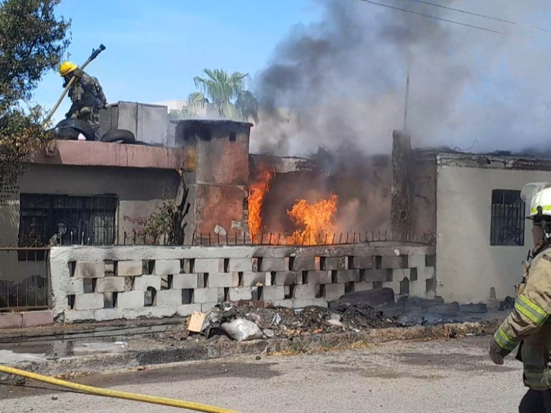 Incendio destruye llantera en la colonia Olivares