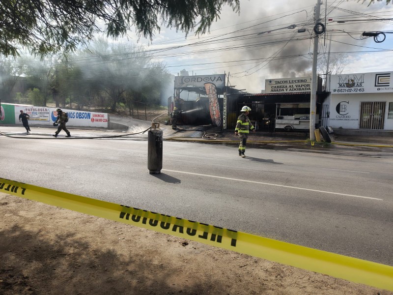 Incendio destruye llantera y taqueria en la colonia Villahermosa