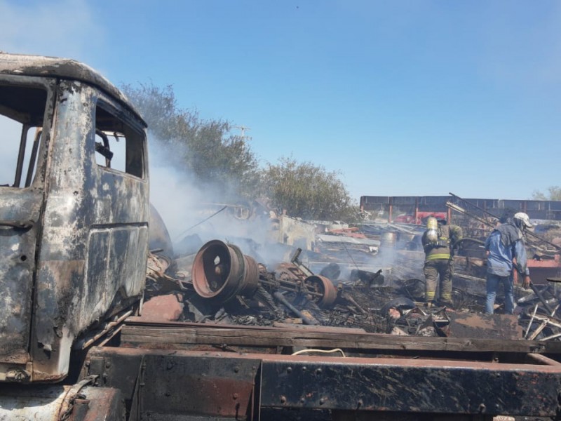 Incendio destruye parte de una recicladora