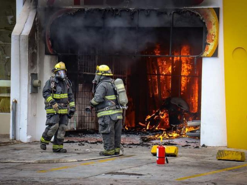 Incendio destruye pizzería en Culiacán