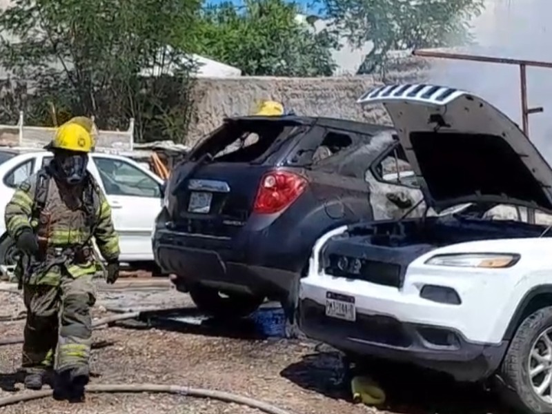 Incendio destruye tres vehículos en taller mecánico