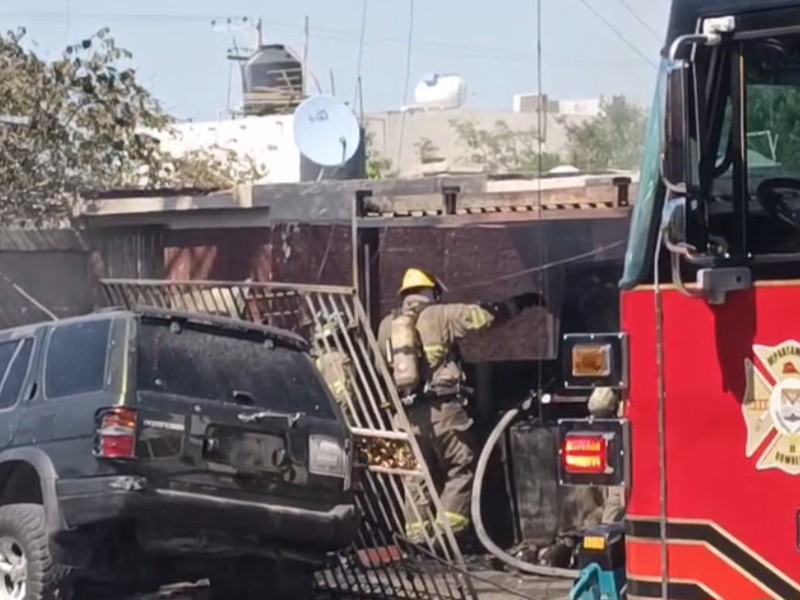 Incendio destruye una casa y dos vehículos en Los Jardines