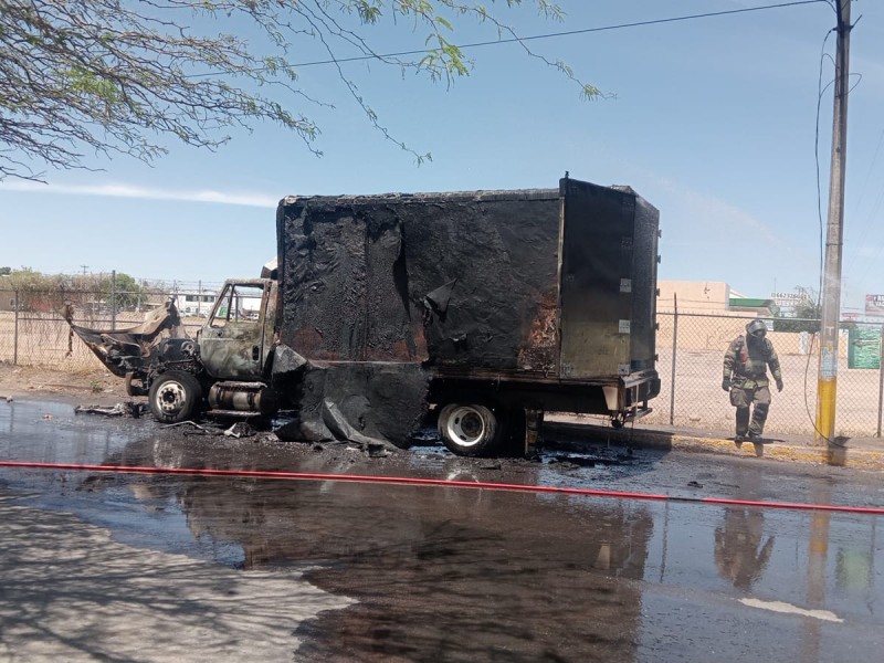 Incendio destruye vehículo de carga