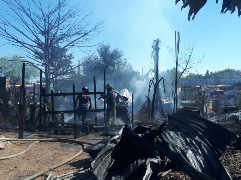 Incendio destruye viviendas en invasión Peredas