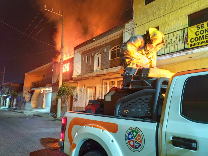 Incendio devasta negocio de velas en el Centro de Tlajomulco